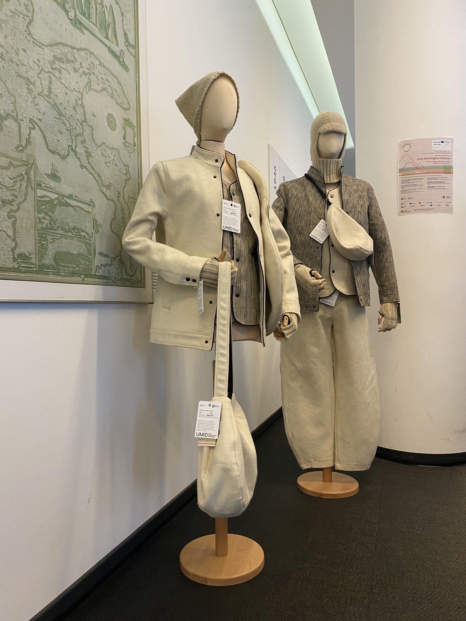 UMID Una Montagna Indosso, collezione di capi disegnata e concepita da Francesco Ferrero, prodotti dalla Associazione Codadilana, Daritex e La Lana Lunatica. Manufatti realizzati con filati e tessuti di lana di pecora bergamasca proveniente dalla Valle Camonica.